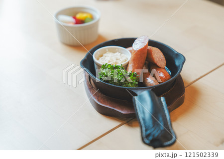 美味しそうなクラフトビールと豪華なおつまみ　撮影協力・月岡ブルワリー 121502339