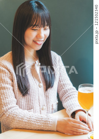 ビールで乾杯する若い女性二人　撮影協力・月岡ブルワリー 121502340