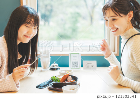 ビールで乾杯する若い女性二人　撮影協力・月岡ブルワリー 121502341