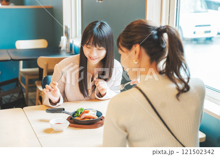 ビールで乾杯する若い女性二人 撮影協力・月岡ブルワリー ビールで乾杯する若い女性二人 撮影協力・月岡ブルワリー 121502342