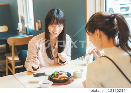 ビールで乾杯する若い女性二人　撮影協力・月岡ブルワリー 121502344