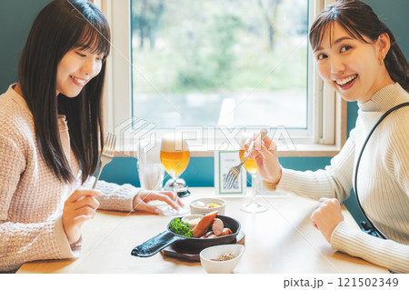 ビールで乾杯する若い女性二人　撮影協力・月岡ブルワリー 121502349