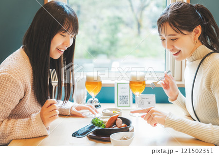 ビールで乾杯する若い女性二人　撮影協力・月岡ブルワリー 121502351