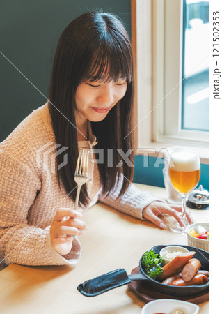 ビールで乾杯する若い女性二人　撮影協力・月岡ブルワリー 121502353