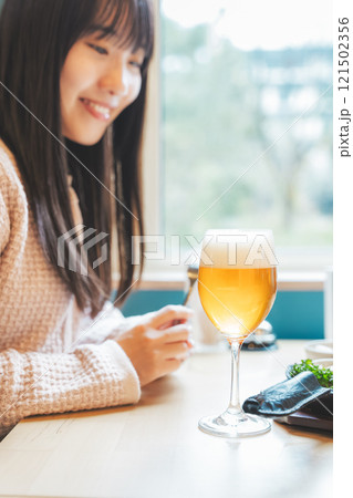 ビールで乾杯する若い女性二人 撮影協力・月岡ブルワリー ビールで乾杯する若い女性二人 撮影協力・月岡ブルワリー 121502356