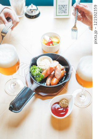 美味しそうなクラフトビールと豪華なおつまみ 撮影協力・月岡ブルワリー 美味しそうなクラフトビールと豪華なおつまみ 撮影協力・月岡ブルワリー 121502359