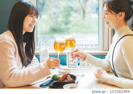 ビールで乾杯する若い女性二人　撮影協力・月岡ブルワリー 121502364