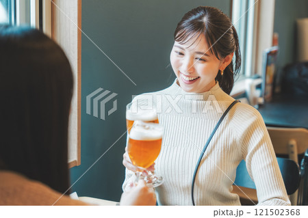 ビールで乾杯する若い女性二人　撮影協力・月岡ブルワリー 121502368