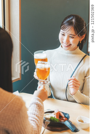 ビールで乾杯する若い女性二人　撮影協力・月岡ブルワリー 121502369