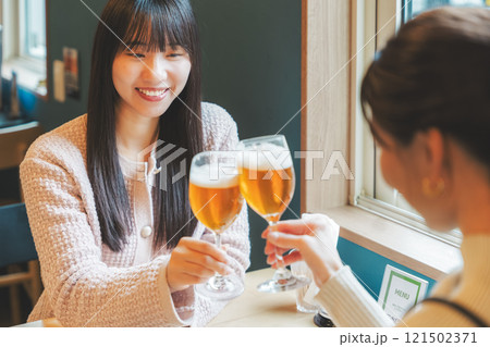 ビールで乾杯する若い女性二人　撮影協力・月岡ブルワリー 121502371