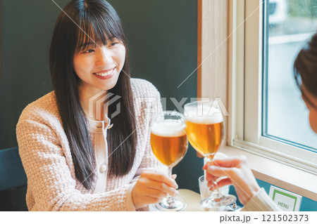 ビールで乾杯する若い女性二人　撮影協力・月岡ブルワリー 121502373