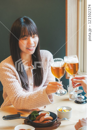 ビールで乾杯する若い女性二人　撮影協力・月岡ブルワリー 121502374