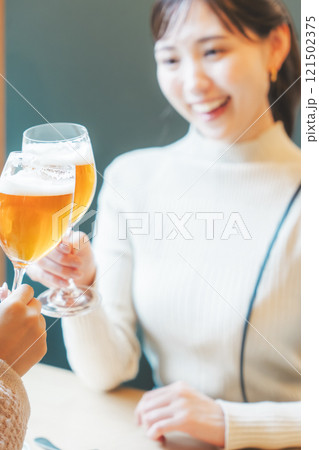 ビールで乾杯する若い女性二人 撮影協力・月岡ブルワリー ビールで乾杯する若い女性二人 撮影協力・月岡ブルワリー 121502375