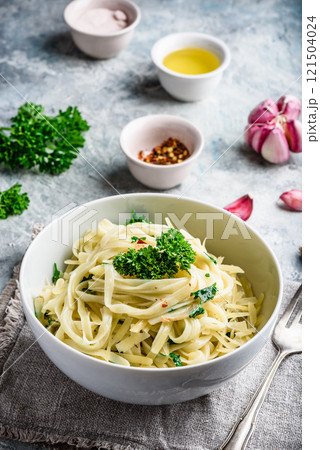 Easy pasta with olive oil and garlic Easy pasta with olive oil and garlic 121504024