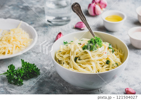 Easy pasta with olive oil and garlic 121504027