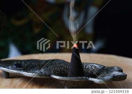 三基の香炉で炊かれるお香コーン 121504319