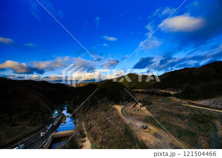 真冬の布目ダム布目川下流域北側の夕空　流れ下る布目川と流れる雲　動画のもとになった写真① 121504466