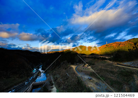 真冬の布目ダム布目川下流域北側の夕空 流れ下る布目川と流れる雲 動画のもとになった写真④ 真冬の布目ダム布目川下流域北側の夕空 流れ下る布目川と流れる雲 動画のもとになった写真④ 121504469
