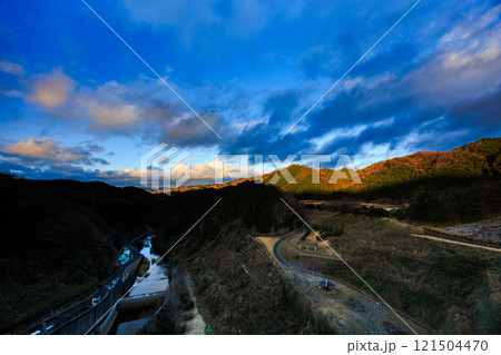 真冬の布目ダム布目川下流域北側の夕空　流れ下る布目川と流れる雲　動画のもとになった写真⑤ 121504470