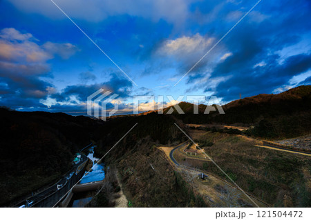真冬の布目ダム布目川下流域北側の夕空　流れ下る布目川と流れる雲　動画のもとになった写真⑦ 121504472