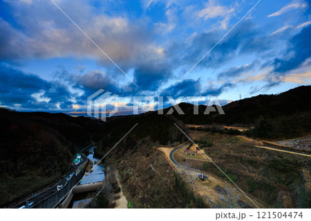 真冬の布目ダム布目川下流域北側の夕空 流れ下る布目川と流れる雲 動画のもとになった写真⑨ 真冬の布目ダム布目川下流域北側の夕空 流れ下る布目川と流れる雲 動画のもとになった写真⑨ 121504474