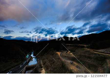 真冬の布目ダム布目川下流域北側の夕空 流れ下る布目川と流れる雲 動画のもとになった写真⑫ 真冬の布目ダム布目川下流域北側の夕空 流れ下る布目川と流れる雲 動画のもとになった写真⑫ 121504477