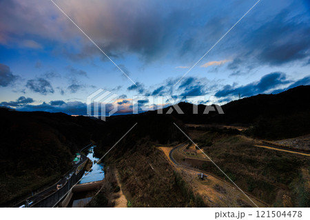 真冬の布目ダム布目川下流域北側の夕空　流れ下る布目川と流れる雲　動画のもとになった写真⑬ 121504478