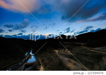 真冬の布目ダム布目川下流域北側の夕空　流れ下る布目川と流れる雲　動画のもとになった写真⑭ 121504479