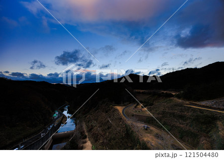 真冬の布目ダム布目川下流域北側の夕空 流れ下る布目川と流れる雲 動画のもとになった写真⑮ 真冬の布目ダム布目川下流域北側の夕空 流れ下る布目川と流れる雲 動画のもとになった写真⑮ 121504480