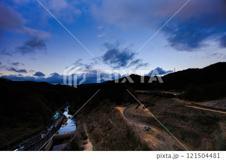 真冬の布目ダム布目川下流域北側の夕空 流れ下る布目川と流れる雲 動画のもとになった写真⑯ 真冬の布目ダム布目川下流域北側の夕空 流れ下る布目川と流れる雲 動画のもとになった写真⑯ 121504481