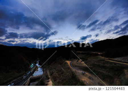 真冬の布目ダム布目川下流域北側の夕空　流れ下る布目川と流れる雲　動画のもとになった写真⑱ 121504483