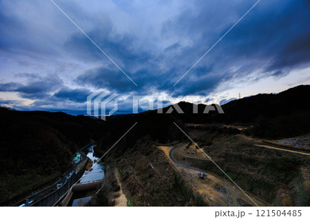真冬の布目ダム布目川下流域北側の夕空　流れ下る布目川と流れる雲　動画のもとになった写真⑳ 121504485