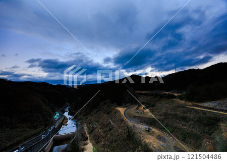真冬の布目ダム布目川下流域北側の夕空 流れ下る布目川と流れる雲 動画のもとになった写真㉑ 真冬の布目ダム布目川下流域北側の夕空 流れ下る布目川と流れる雲 動画のもとになった写真㉑ 121504486