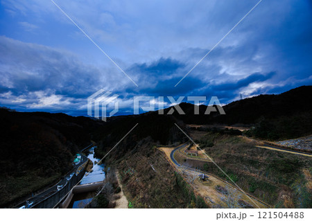 真冬の布目ダム布目川下流域北側の夕空　流れ下る布目川と流れる雲　動画のもとになった写真㉓ 121504488
