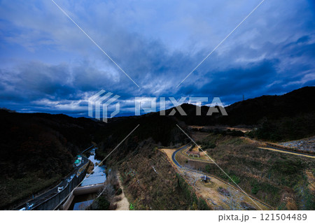 真冬の布目ダム布目川下流域北側の夕空　流れ下る布目川と流れる雲　動画のもとになった写真㉔ 121504489