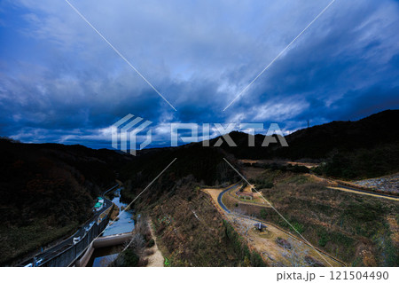 真冬の布目ダム布目川下流域北側の夕空 流れ下る布目川と流れる雲 動画のもとになった写真㉕ 真冬の布目ダム布目川下流域北側の夕空 流れ下る布目川と流れる雲 動画のもとになった写真㉕ 121504490