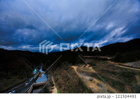 真冬の布目ダム布目川下流域北側の夕空　流れ下る布目川と流れる雲　動画のもとになった写真㉖ 121504491