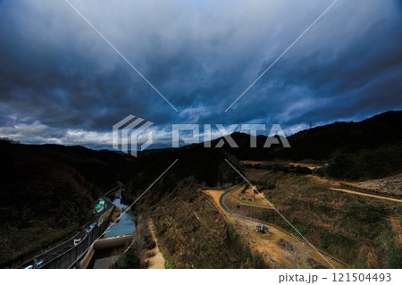 真冬の布目ダム布目川下流域北側の夕空 流れ下る布目川と流れる雲 動画のもとになった写真㉘ 真冬の布目ダム布目川下流域北側の夕空 流れ下る布目川と流れる雲 動画のもとになった写真㉘ 121504493