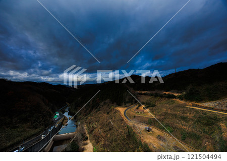 真冬の布目ダム布目川下流域北側の夕空　流れ下る布目川と流れる雲　動画のもとになった写真㉙ 121504494