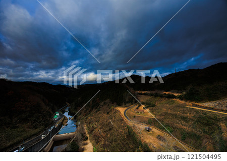 真冬の布目ダム布目川下流域北側の夕空 流れ下る布目川と流れる雲 動画のもとになった写真㉚ 真冬の布目ダム布目川下流域北側の夕空 流れ下る布目川と流れる雲 動画のもとになった写真㉚ 121504495