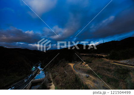 真冬の布目ダム布目川下流域北側の夕空 流れ下る布目川と流れる雲 動画のもとになった写真㉞ 真冬の布目ダム布目川下流域北側の夕空 流れ下る布目川と流れる雲 動画のもとになった写真㉞ 121504499