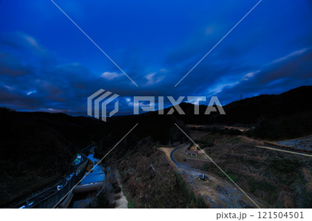 真冬の布目ダム布目川下流域北側の夕空 流れ下る布目川と流れる雲 動画のもとになった写真㊱ 真冬の布目ダム布目川下流域北側の夕空 流れ下る布目川と流れる雲 動画のもとになった写真㊱ 121504501