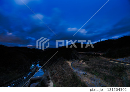 真冬の布目ダム布目川下流域北側の夕空 流れ下る布目川と流れる雲 動画のもとになった写真㊲ 真冬の布目ダム布目川下流域北側の夕空 流れ下る布目川と流れる雲 動画のもとになった写真㊲ 121504502