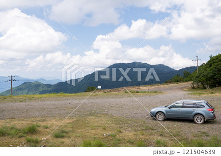 【剣山スーパー林道】風の広場と車 121504639