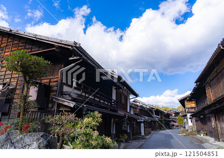 【宿場町素材】冬の晴れの日の妻籠宿の町並み【長野県】 【宿場町素材】冬の晴れの日の妻籠宿の町並み【長野県】 121504851