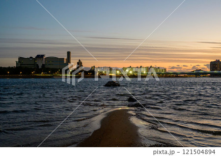 屋市のマンションがシルエットに沈む海辺の光景。西宮市香櫨園浜で撮影 121504894