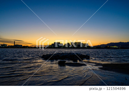 屋市のマンションがシルエットに沈む海辺の光景。西宮市香櫨園浜で撮影 屋市のマンションがシルエットに沈む海辺の光景。西宮市香櫨園浜で撮影 121504896
