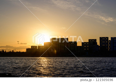 屋市のマンションがシルエットに沈む海辺の光景。西宮市香櫨園浜で撮影 121505036