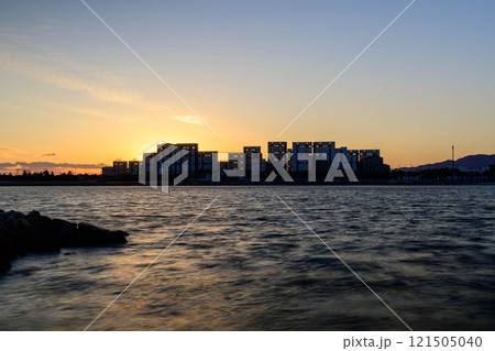 屋市のマンションがシルエットに沈む海辺の光景。西宮市香櫨園浜で撮影 121505040