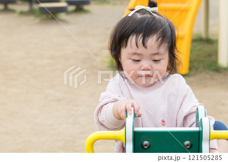 【初めての遊具で遊ぶ乳幼児】 121505285
